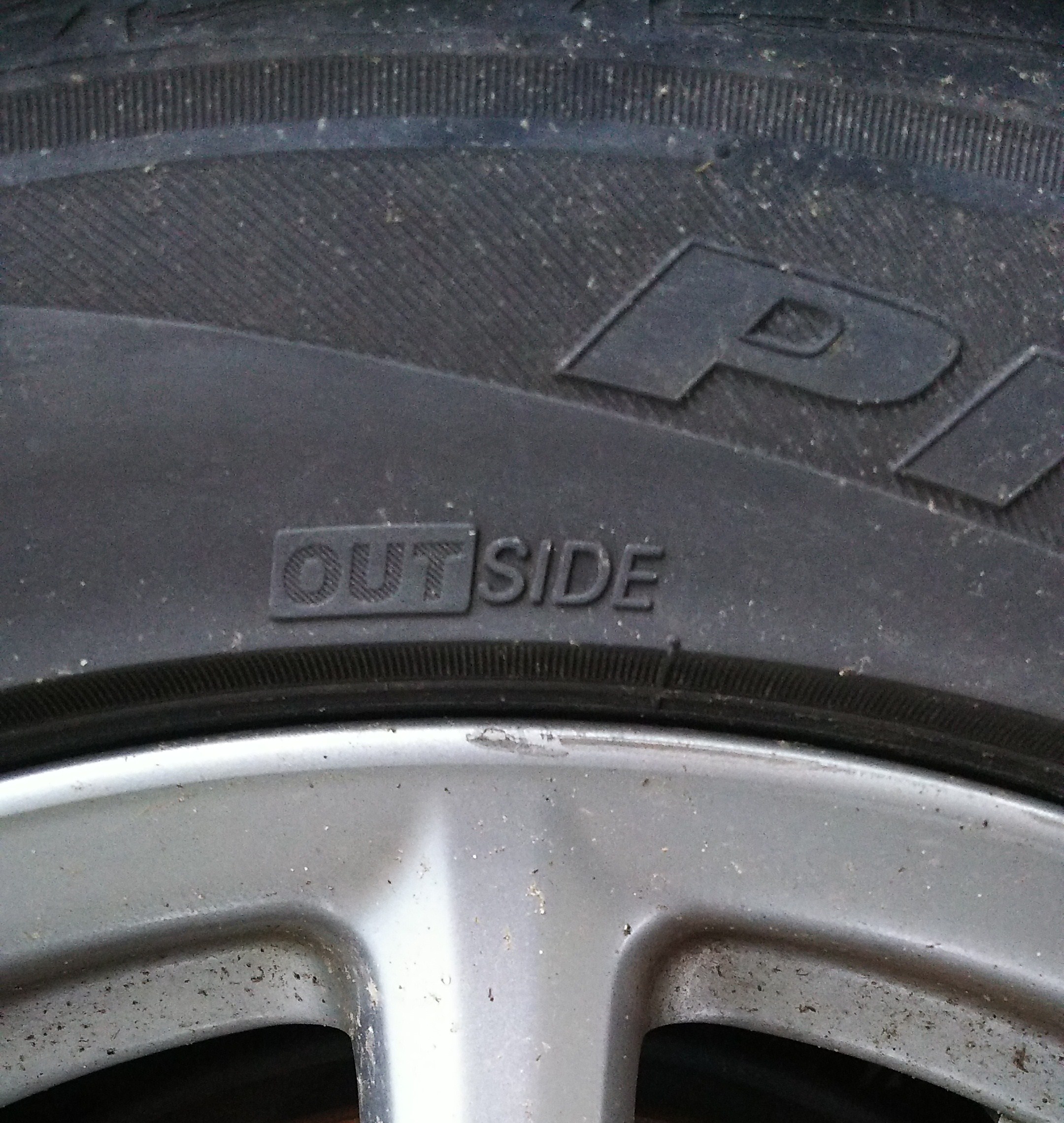インとアウトが決まっているタイヤはローテーションできない タイヤ専門店の元店長がおススメする 後悔しないタイヤ選びとカーライフサポート